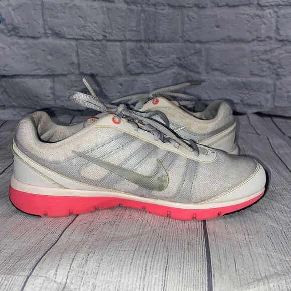 Nike womens training total core shoes white w/silver accents & pink soles sz 7 - Picture 8 of 8